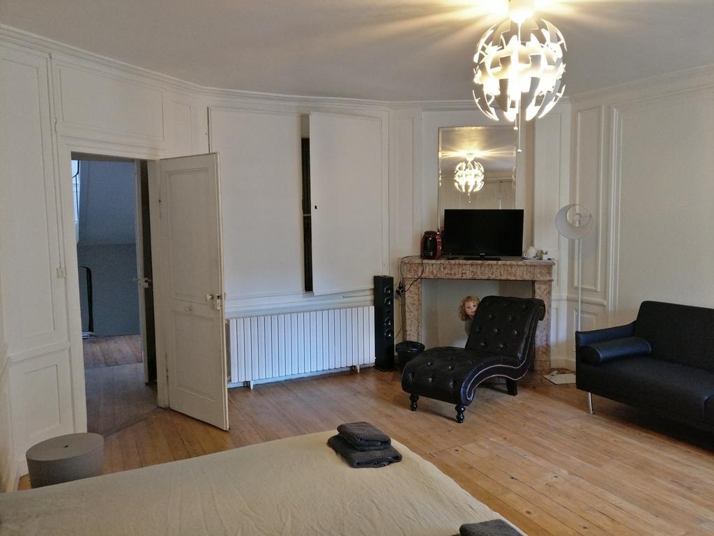 Chateau De Seurre - No Boring People Please - O6-Io-66-95-83 Bed and Breakfast Exteriör bild