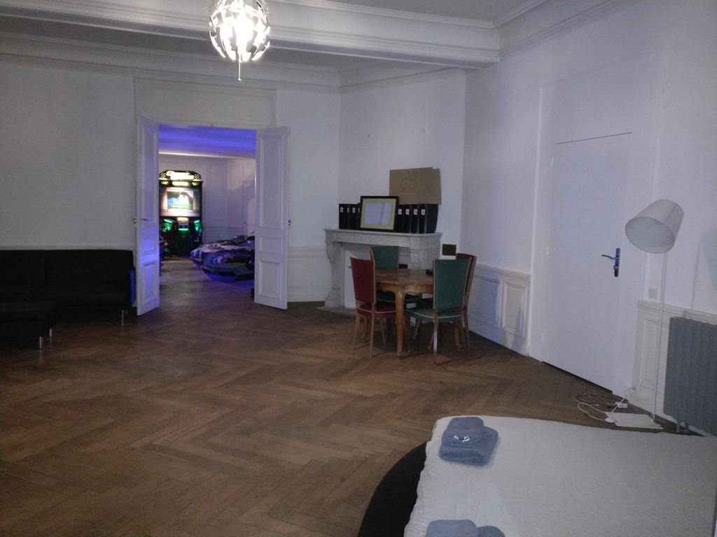Chateau De Seurre - No Boring People Please - O6-Io-66-95-83 Bed and Breakfast Exteriör bild